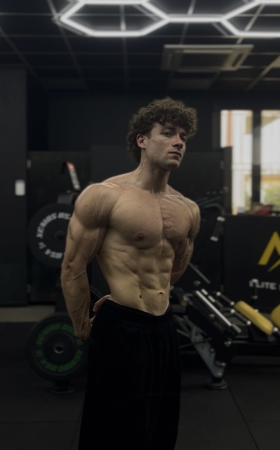 Mattia Cenni, personal trainer di NM Élite Studio, nella sala pesi dello studio