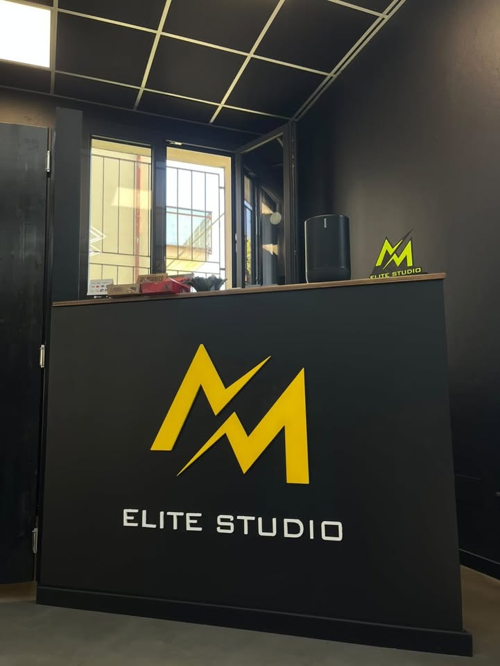 Reception di NM Élite Studio con il logo giallo su fondo nero