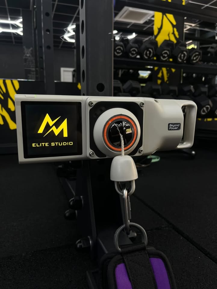 Il Voltra One di Beyond Power agganciato a un rack, con il logo dello studio sul display